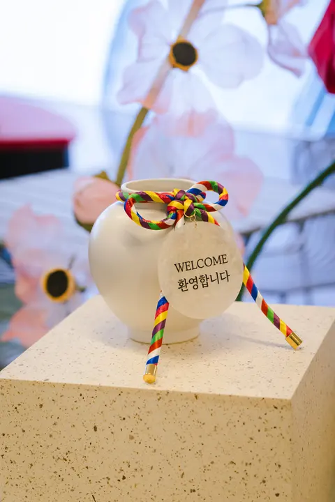 색동 리본을 맨 달항아리 웰컴 오브제